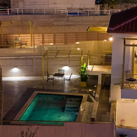 Needa's - Freedom With Private Pool