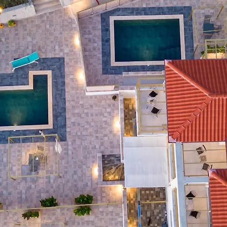 Needa's - Freedom With Private Pool