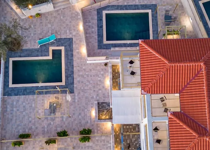 Needa's - Freedom With Private Pool